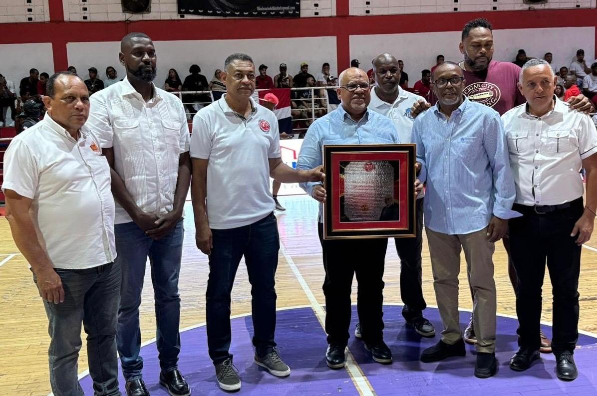 Director general Promipyme es reconocido por Asociación baloncesto  SDE